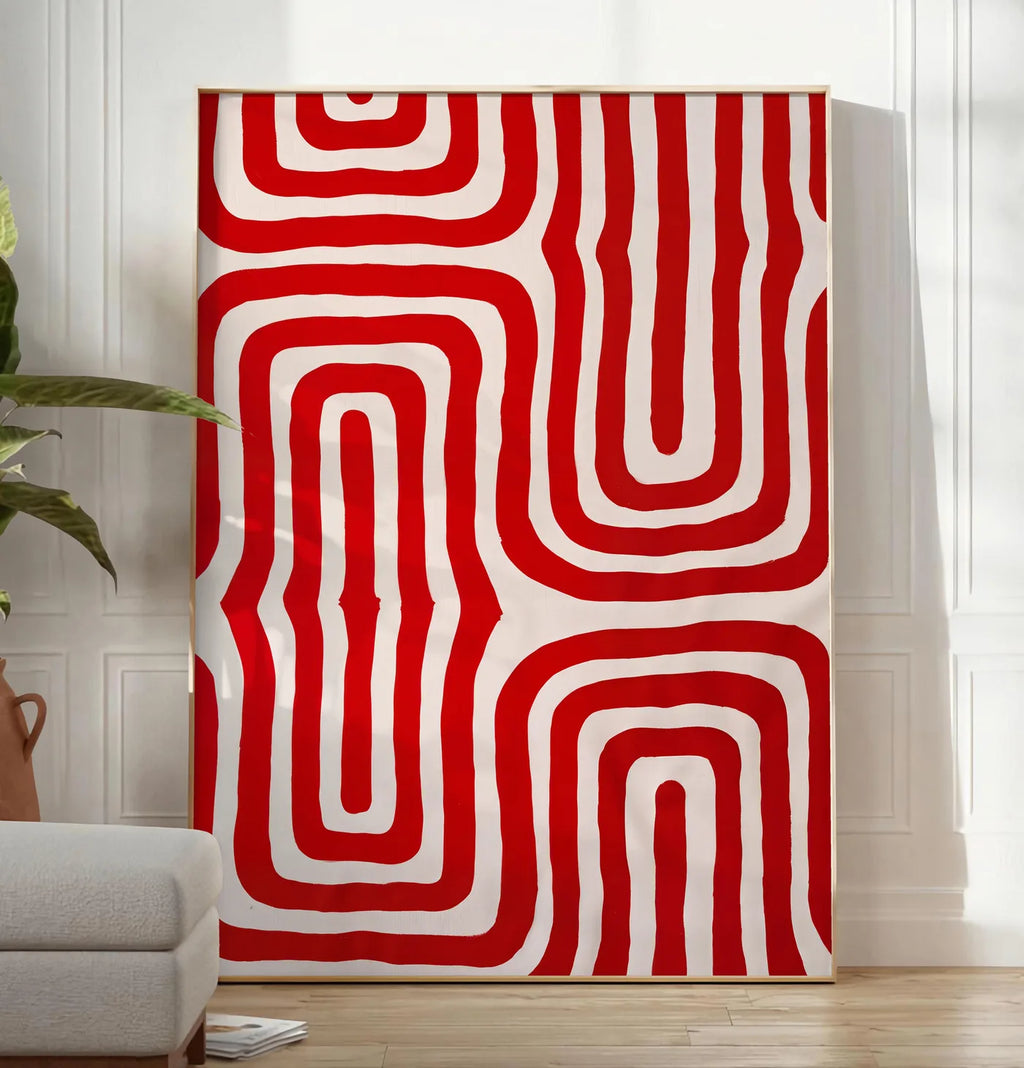 Reproduction labyrinthe de lignes rouges ondulees sur fond creme, posee au sol dans un salon minimaliste clair, a cote d'un canape beige et d'une plante verte, sur un parquet clair