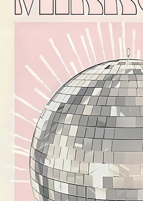 Gros plan sur les facettes argentees de la boule disco Mirror Ball