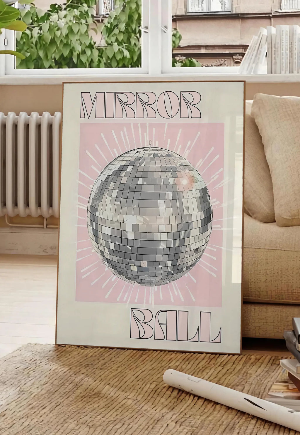 Poster affiche vintage Mirror Ball, posee au sol dans un salon parisien, devant une grande fenetre donnant sur un immeuble haussmannien, entre un ficus et un canape creme