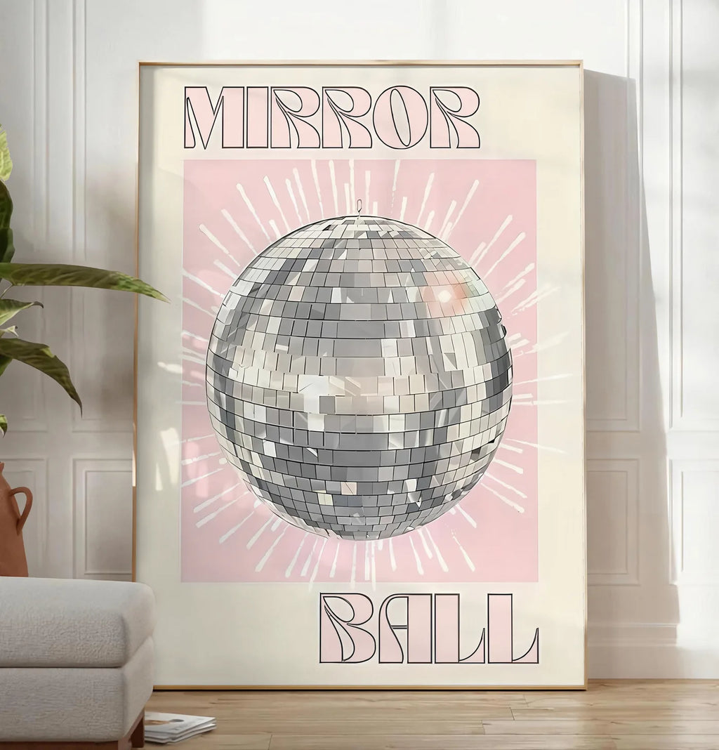 Reproduction affiche vintage Mirror Ball, posee au sol dans un salon minimaliste clair, a cote d'un canape beige et d'une plante verte, sur un parquet clair