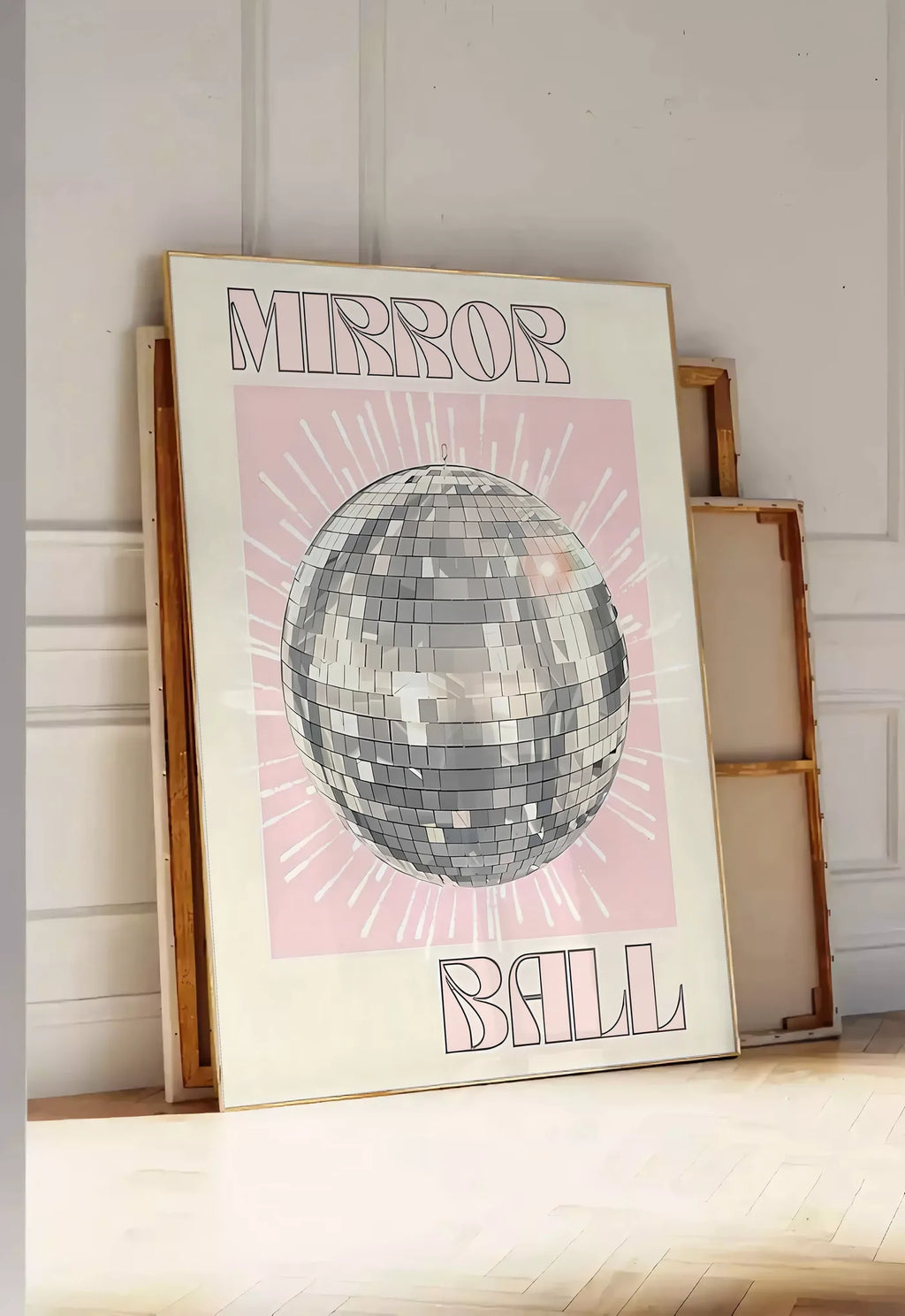 Tirage encadrable affiche vintage Mirror Ball, posee au sol dans une entree lumineuse, contre un mur a panneaux blancs, a cote de chassis en bois empiles