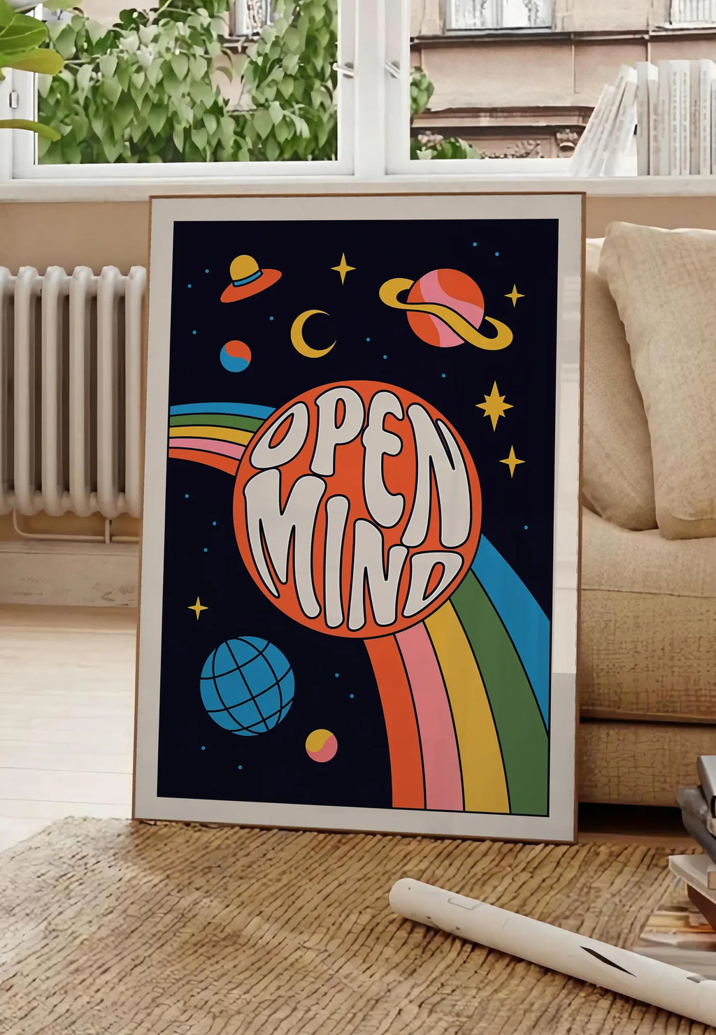 Poster affiche vintage Open Mind, posee au sol dans un salon parisien, devant une grande fenetre donnant sur un immeuble haussmannien, entre un ficus et un canape creme