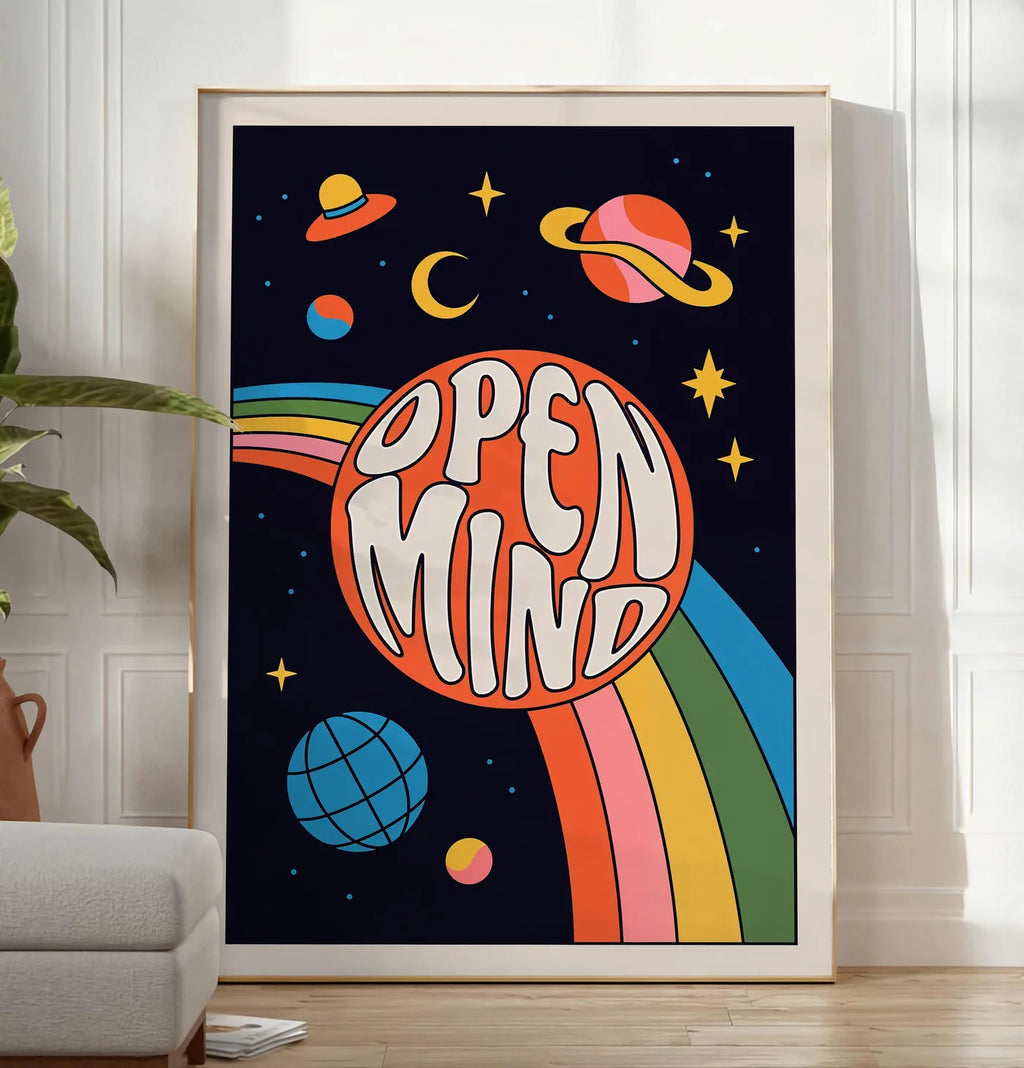 Reproduction affiche vintage Open Mind, posee au sol dans un salon minimaliste clair, a cote d'un canape beige et d'une plante verte, sur un parquet clair