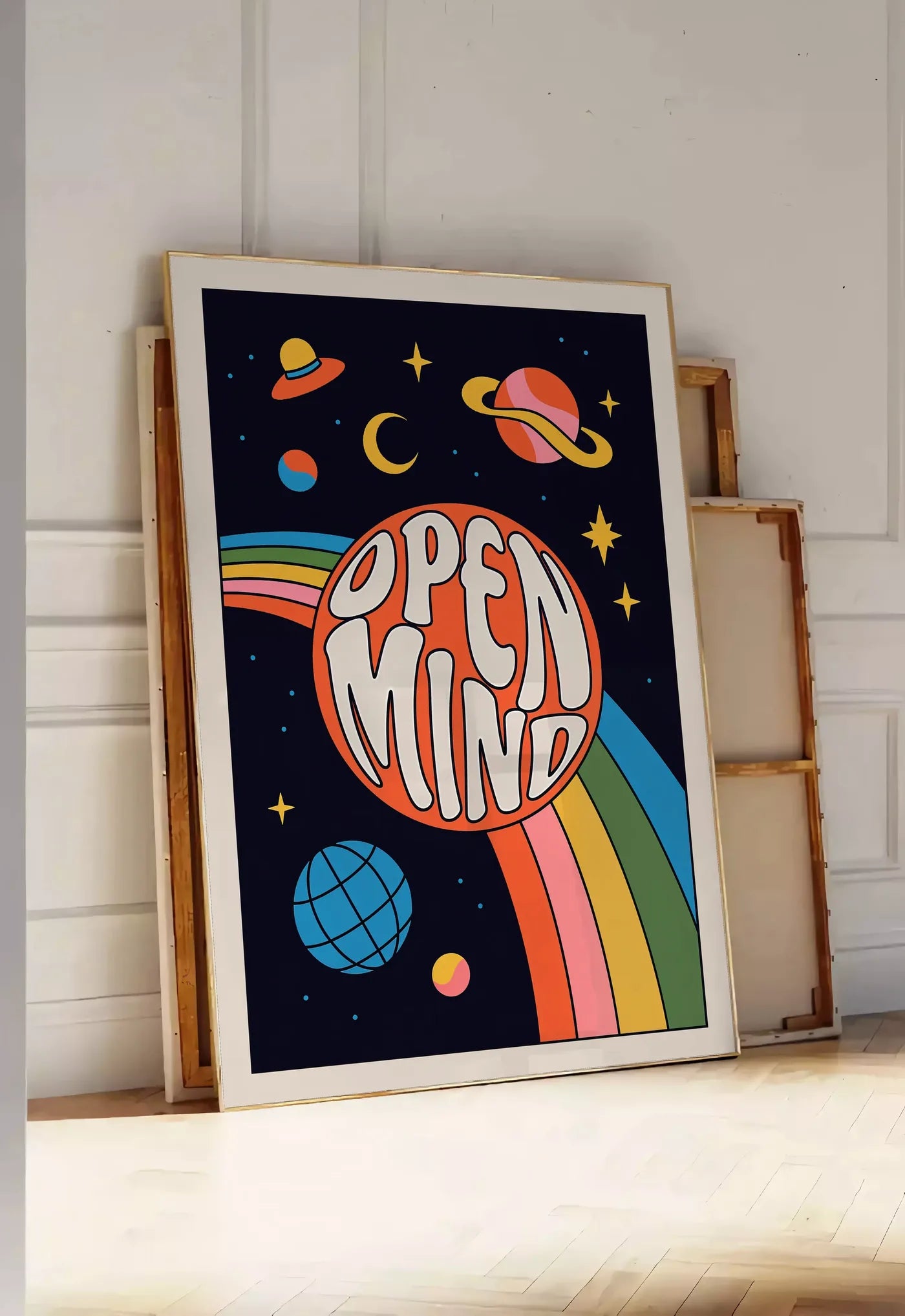 Tirage encadrable affiche vintage Open Mind, posee au sol dans une entree lumineuse, contre un mur a panneaux blancs, a cote de chassis en bois empiles