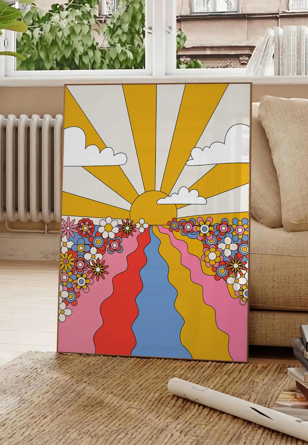 Poster soleil aux rayons jaunes fleurs et chemin ondule, posee au sol dans un salon parisien, devant une grande fenetre donnant sur un immeuble haussmannien, entre un ficus et un canape creme