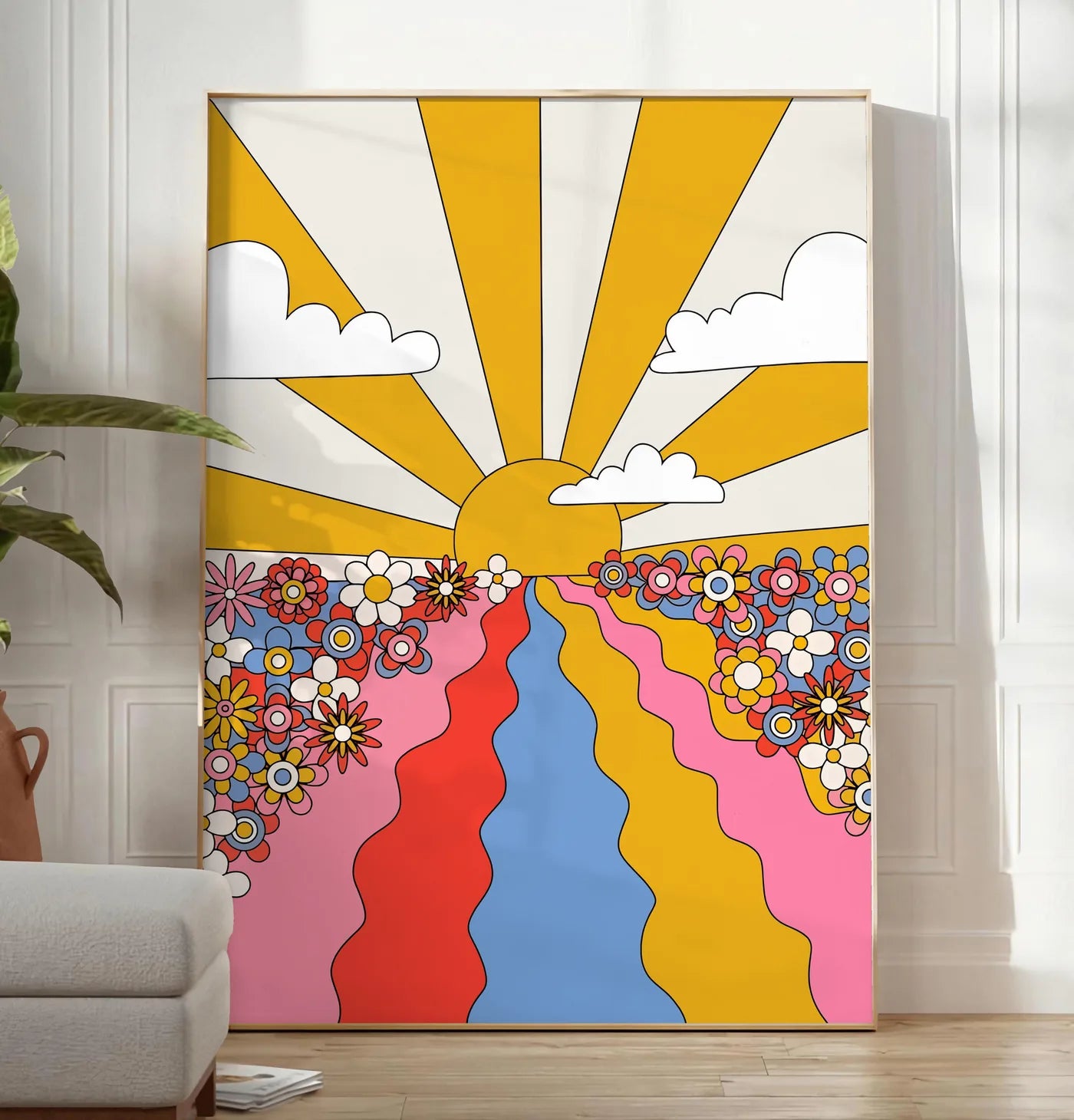 Reproduction soleil aux rayons jaunes fleurs et chemin ondule, posee au sol dans un salon minimaliste clair, a cote d'un canape beige et d'une plante verte, sur un parquet clair
