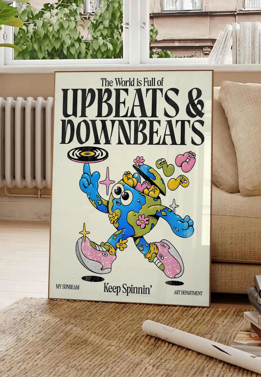 Poster affiche vintage Upbeats and Downbeats, posee au sol dans un salon parisien, devant une grande fenetre donnant sur un immeuble haussmannien, entre un ficus et un canape creme