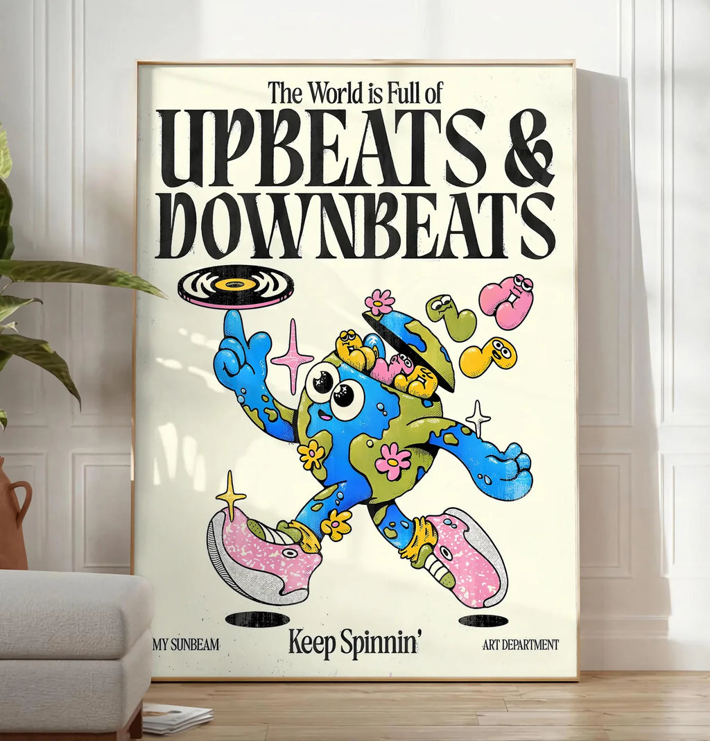 Reproduction affiche vintage Upbeats and Downbeats, posee au sol dans un salon minimaliste clair, a cote d'un canape beige et d'une plante verte, sur un parquet clair