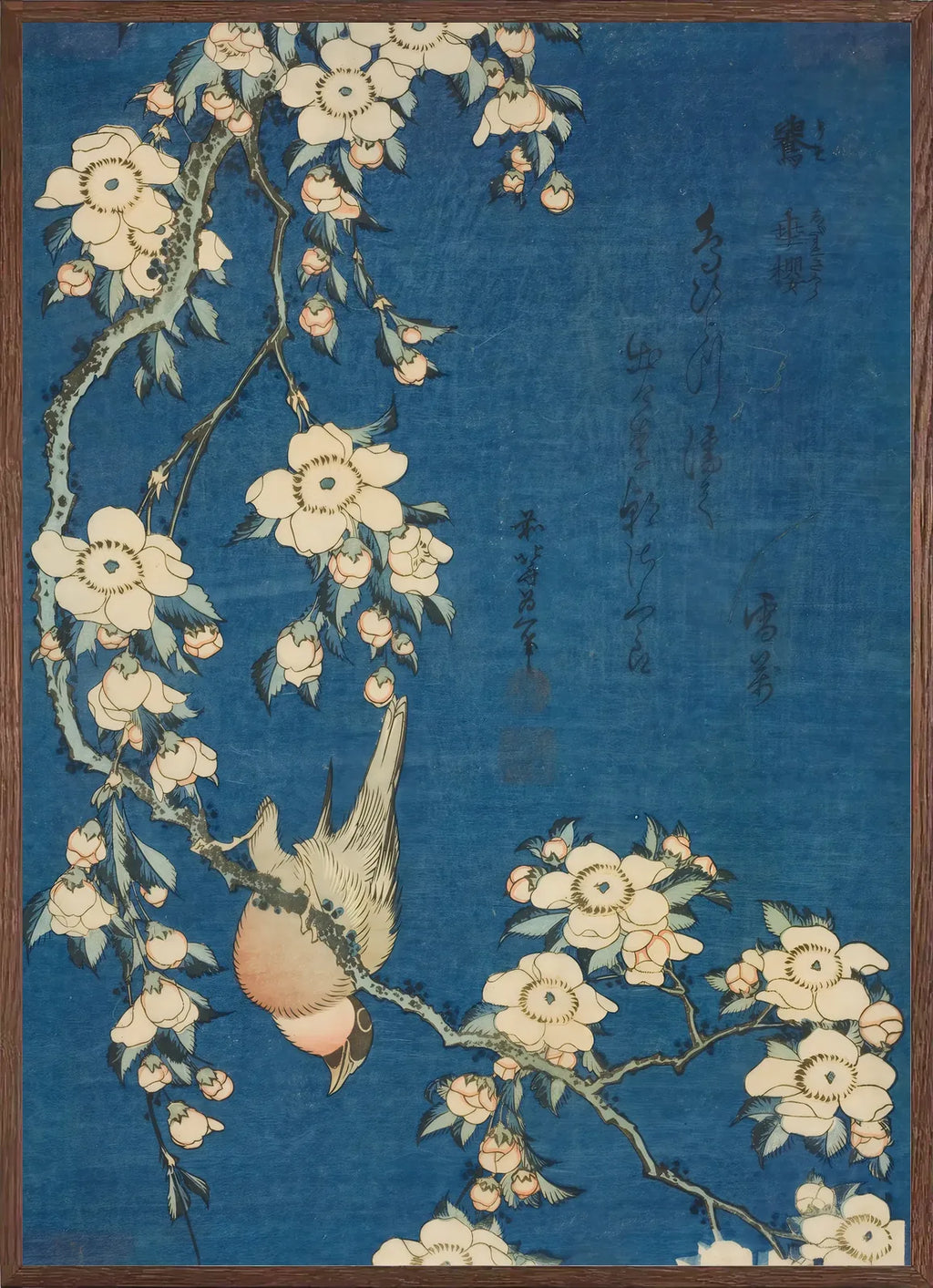 Cadre chene clair entourant l'affiche Hokusai bouvreuil bleu cobalt