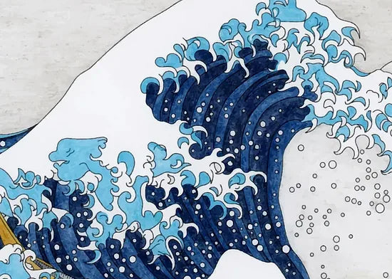 Gros plan sur les barques ocre prises dans la grande vague de Hokusai