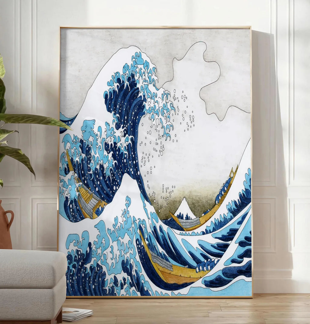 Reproduction affiche Hokusai grande vague et barques de pecheurs, posee au sol dans un salon minimaliste clair, a cote d'un canape beige et d'une plante verte, sur un parquet clair