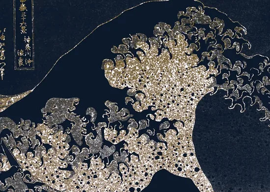 Gros plan sur les eclats dores de la grande vague de Hokusai