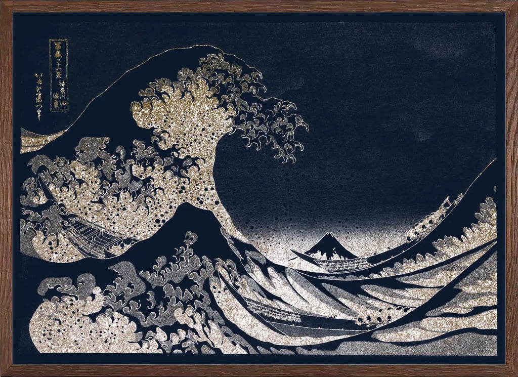 Cadre chene clair entourant l'affiche Hokusai grande vague or et bleu nuit