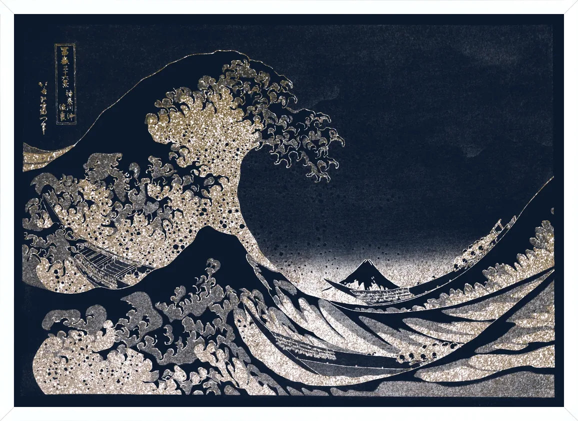 Cadre blanc epure presentant l'affiche Hokusai grande vague nuit doree