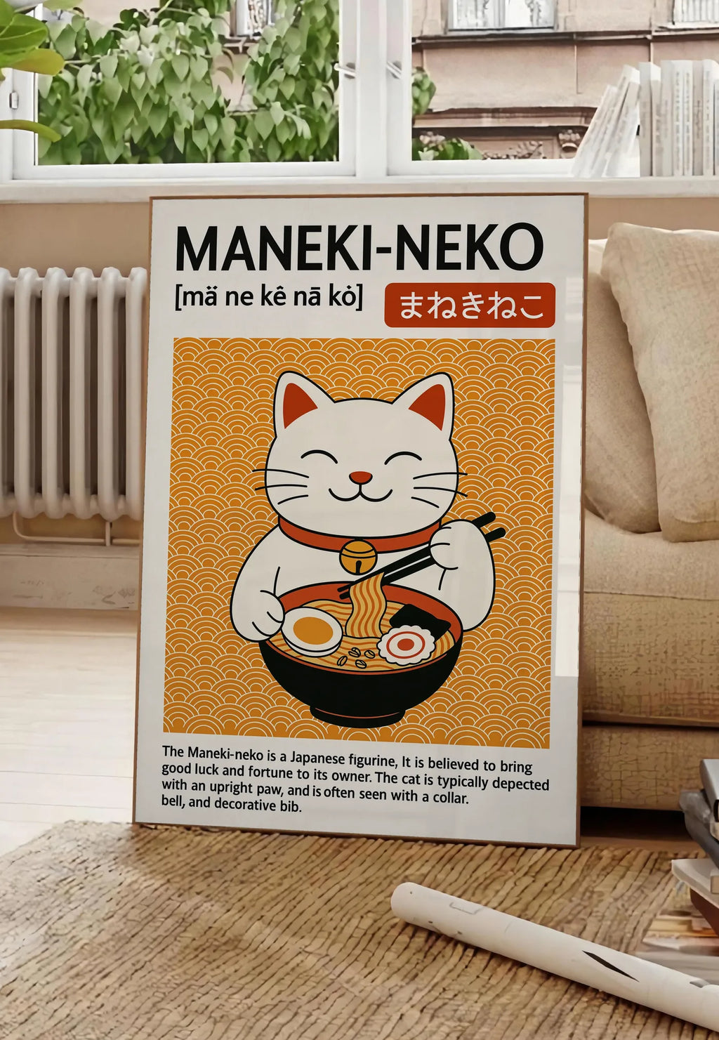 Poster affiche Maneki-neko cuisine, posee au sol dans un salon parisien, devant une grande fenetre donnant sur un immeuble haussmannien, entre un ficus et un canape creme