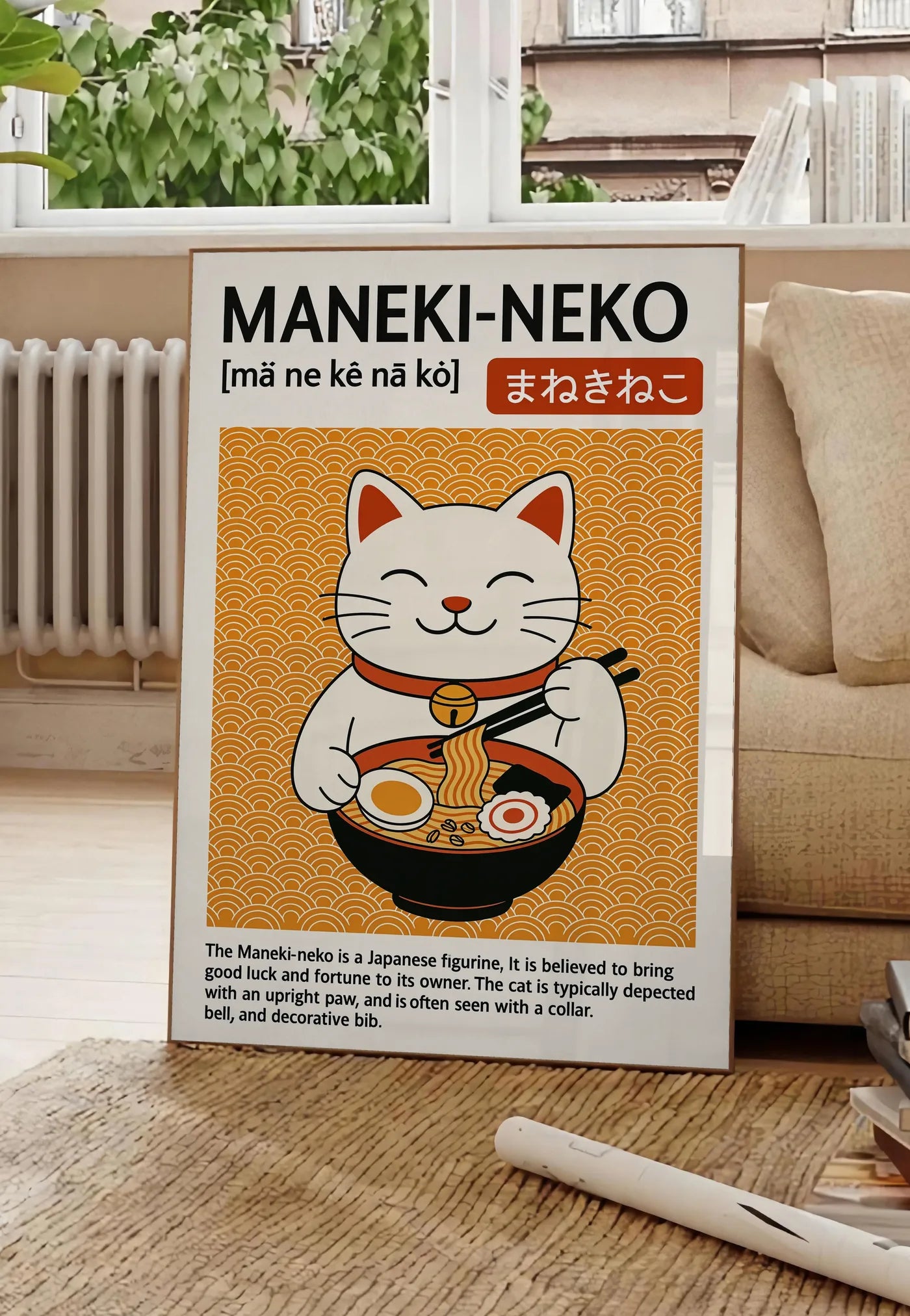 Poster affiche Maneki-neko cuisine, posee au sol dans un salon parisien, devant une grande fenetre donnant sur un immeuble haussmannien, entre un ficus et un canape creme