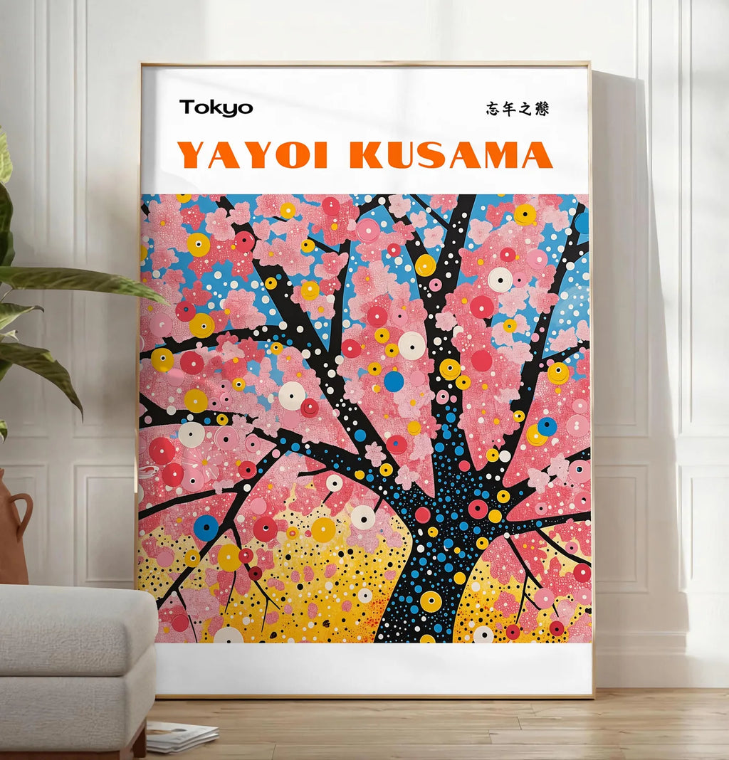 Reproduction affiche cerisier a pois de Kusama art japonais, posee au sol dans un salon minimaliste clair, a cote d'un canape beige et d'une plante verte, sur un parquet clair
