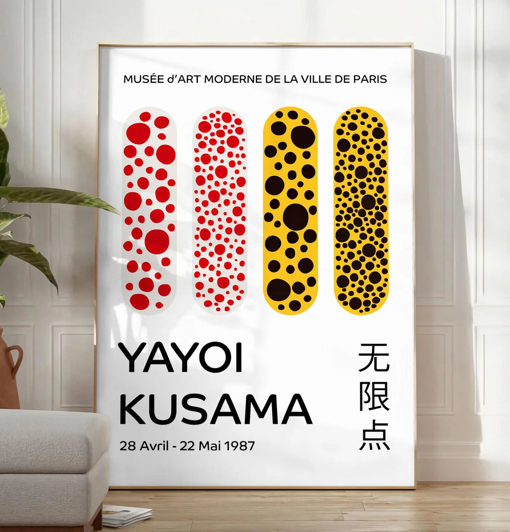 Reproduction affiche capsules a pois de Kusama art japonais, posee au sol dans un salon minimaliste clair, a cote d'un canape beige et d'une plante verte, sur un parquet clair
