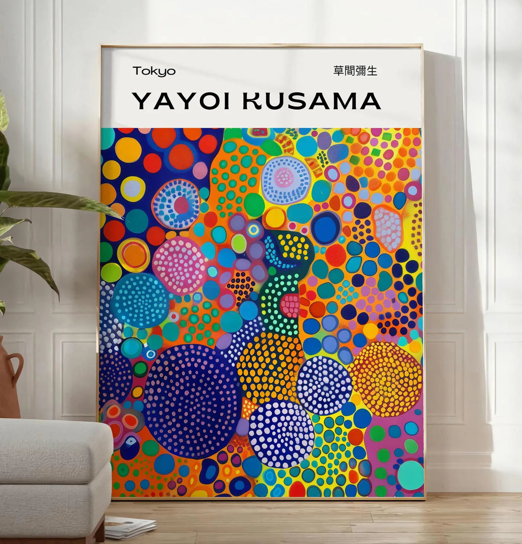Reproduction affiche cercles multicolores de Kusama art japonais, posee au sol dans un salon minimaliste clair, a cote d'un canape beige et d'une plante verte, sur un parquet clair