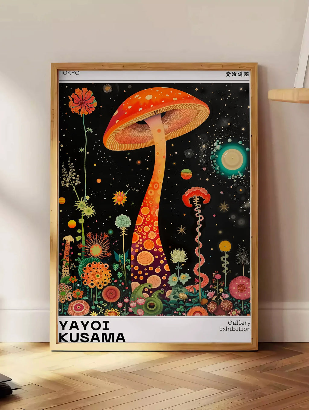 Estampe affiche champignon orange de Kusama art japonais, posee au sol dans un coin salon, sur un parquet a chevrons, pres d'une table d'appoint en chene chargee de livres