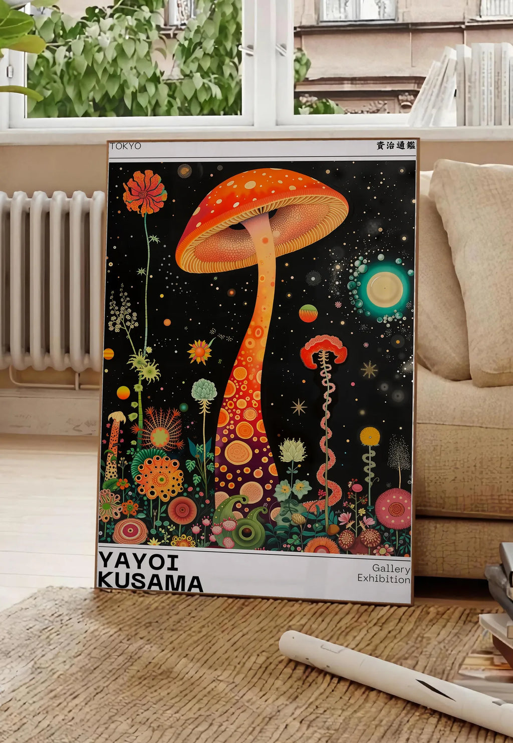 Poster affiche champignon orange de Kusama art japonais, posee au sol dans un salon parisien, devant une grande fenetre donnant sur un immeuble haussmannien, entre un ficus et un canape creme