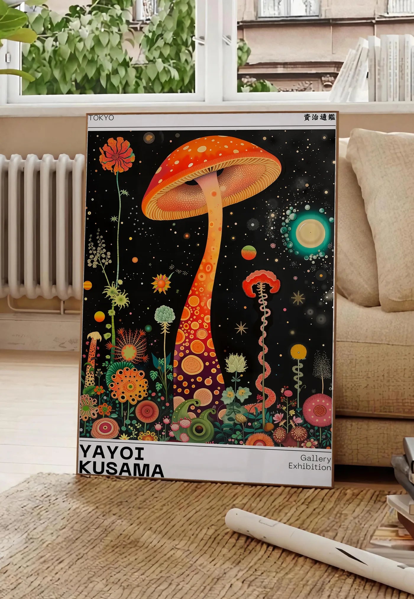 Poster affiche champignon orange de Kusama art japonais, posee au sol dans un salon parisien, devant une grande fenetre donnant sur un immeuble haussmannien, entre un ficus et un canape creme