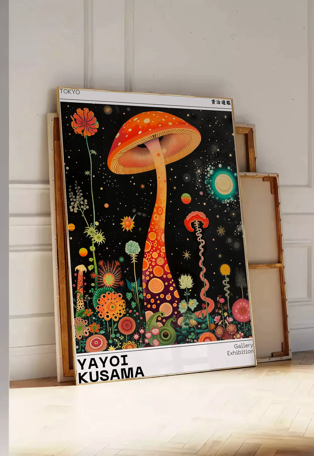 Tirage encadrable affiche champignon orange de Kusama art japonais, posee au sol dans une entree lumineuse, contre un mur a panneaux blancs, a cote de chassis en bois empiles