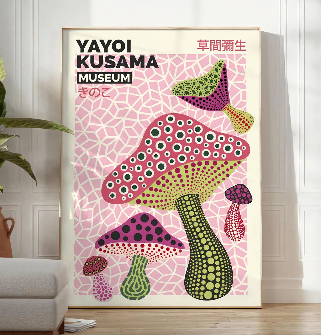Reproduction affiche champignons multicolores de Kusama art japonais, posee au sol dans un salon minimaliste clair, a cote d'un canape beige et d'une plante verte, sur un parquet clair