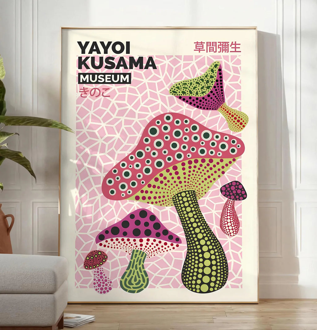 Reproduction affiche champignons magenta de Kusama art japonais, posee au sol dans un salon minimaliste clair, a cote d'un canape beige et d'une plante verte, sur un parquet clair