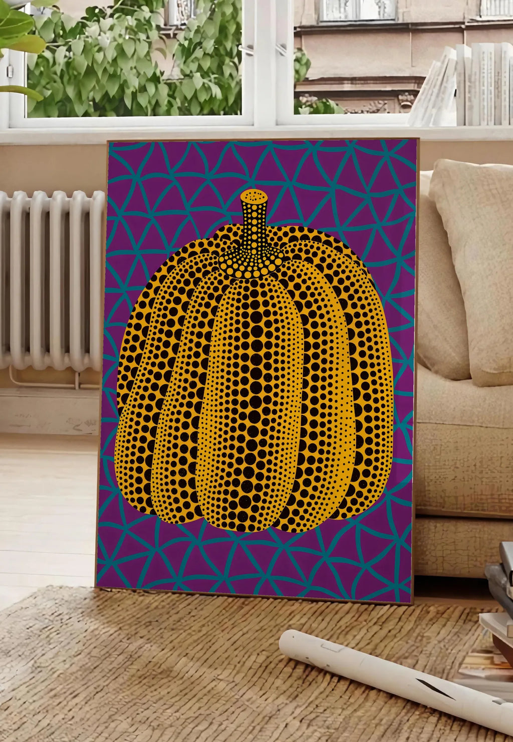 Poster affiche Kusama citrouille jaune a pois sur fond violet a filet bleu, posee au sol dans un salon parisien, devant une grande fenetre donnant sur un immeuble haussmannien, entre un ficus et un canape creme