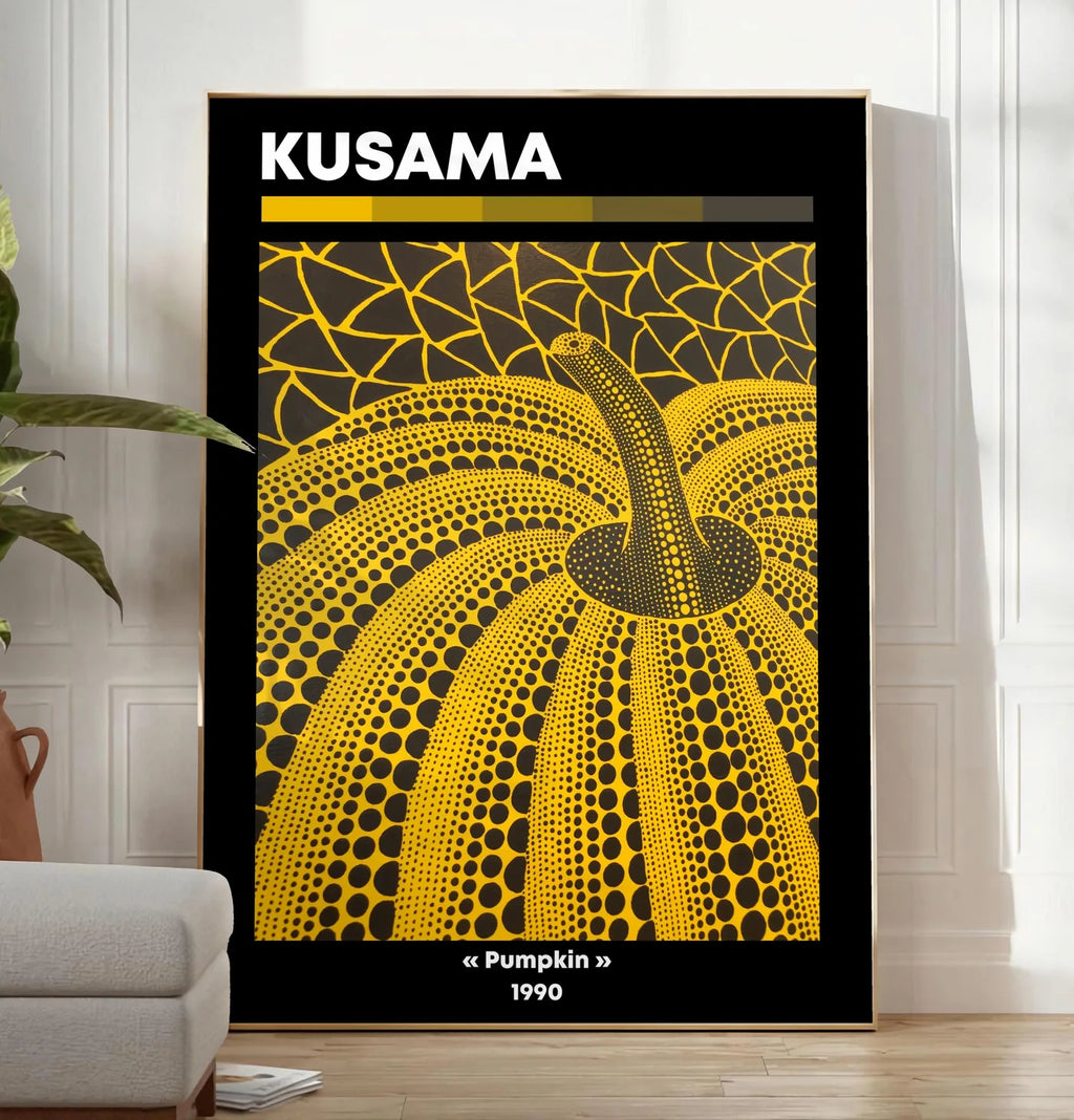Reproduction affiche Kusama citrouille jaune a pois vue en contre-plongee sur fond noir, posee au sol dans un salon minimaliste clair, a cote d'un canape beige et d'une plante verte, sur un parquet clair