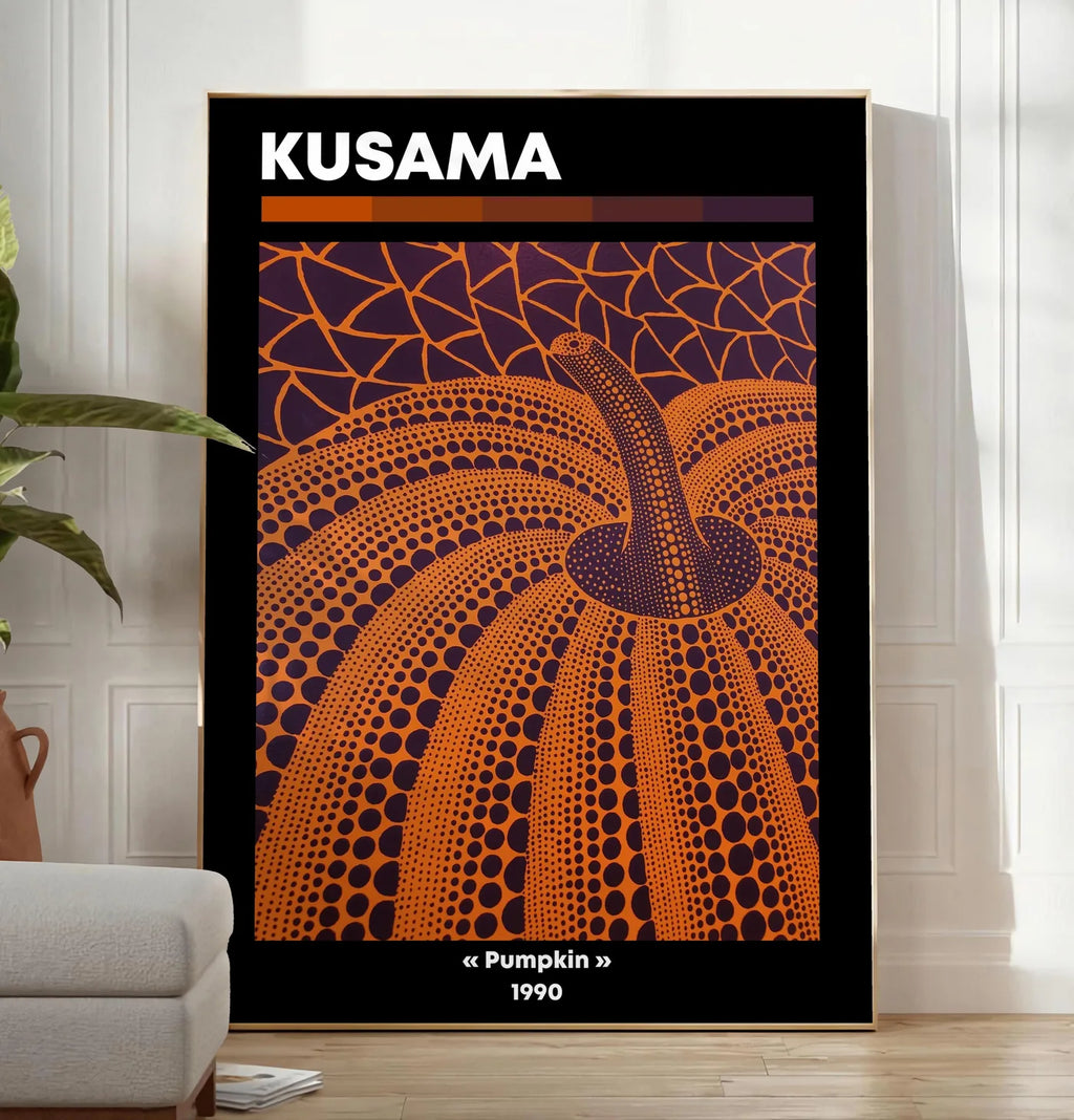 Reproduction affiche Kusama citrouille orange a pois vue en contre-plongee sur fond violet, posee au sol dans un salon minimaliste clair, a cote d'un canape beige et d'une plante verte, sur un parquet clair