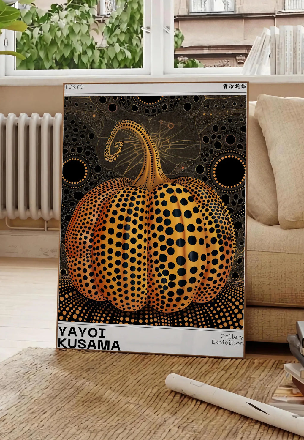 Poster affiche Kusama citrouille orange a pois sur fond noir, posee au sol dans un salon parisien, devant une grande fenetre donnant sur un immeuble haussmannien, entre un ficus et un canape creme