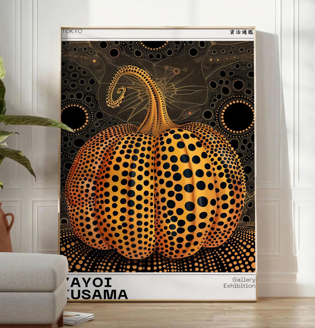 Reproduction affiche Kusama citrouille orange a pois sur fond noir, posee au sol dans un salon minimaliste clair, a cote d'un canape beige et d'une plante verte, sur un parquet clair