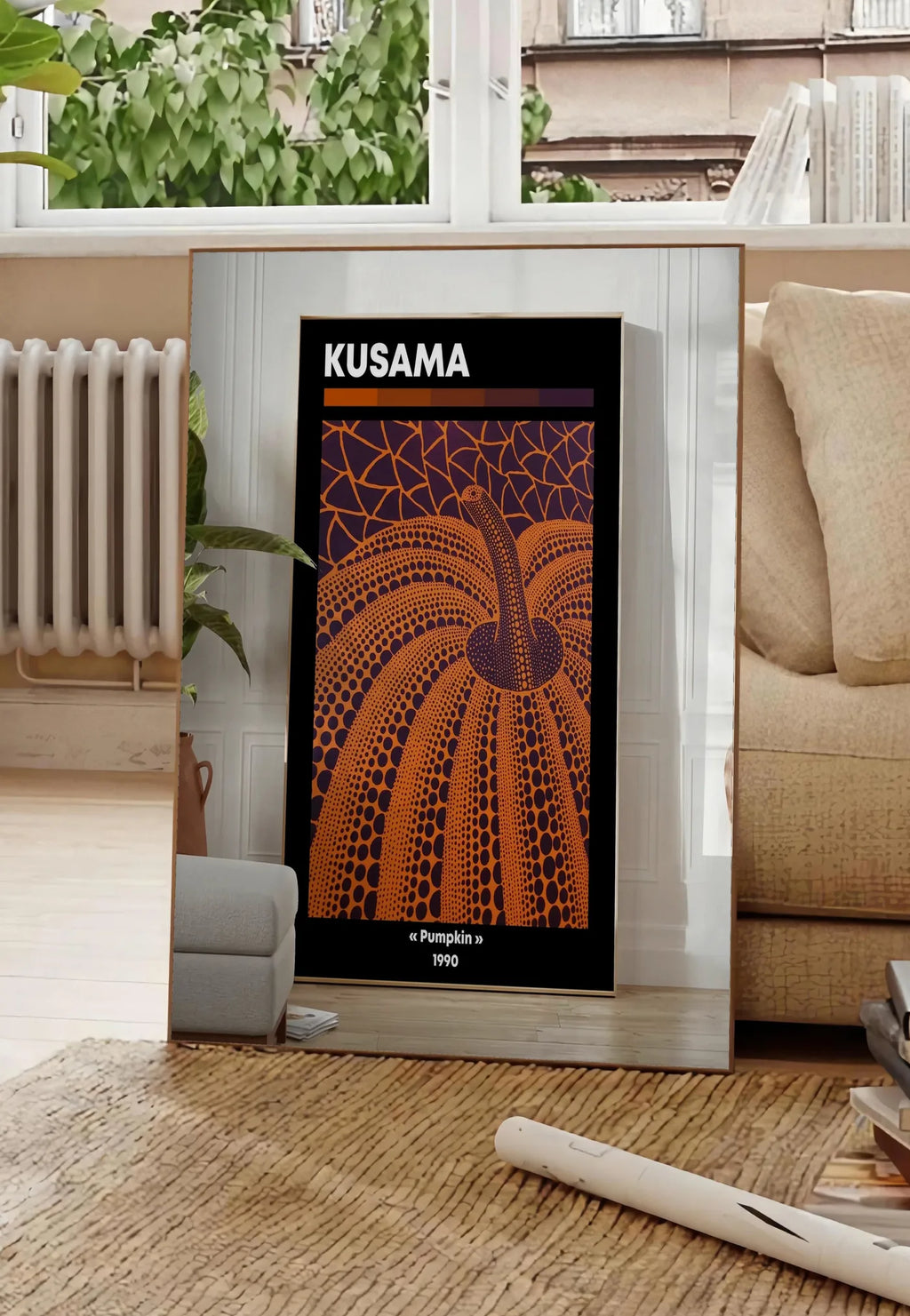 Poster affiche Kusama citrouille orange a pois sur fond violet, posee au sol dans un salon parisien, devant une grande fenetre donnant sur un immeuble haussmannien, entre un ficus et un canape creme