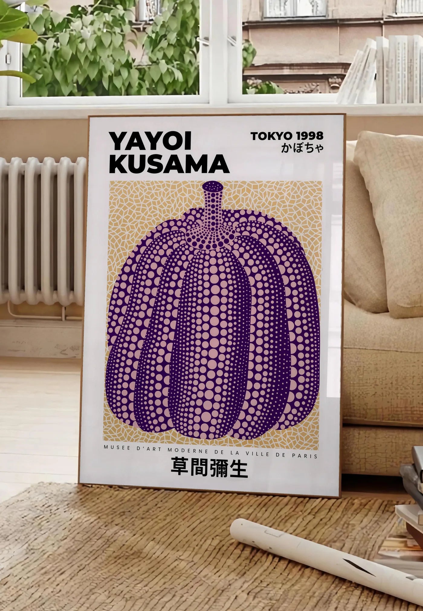 Poster affiche Kusama citrouille violette a pois sur fond beige, posee au sol dans un salon parisien, devant une grande fenetre donnant sur un immeuble haussmannien, entre un ficus et un canape creme