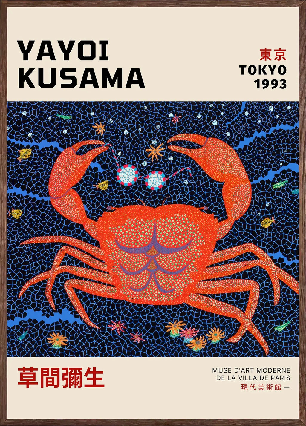Cadre chene clair entourant l'affiche crabe rouge a pois de Kusama