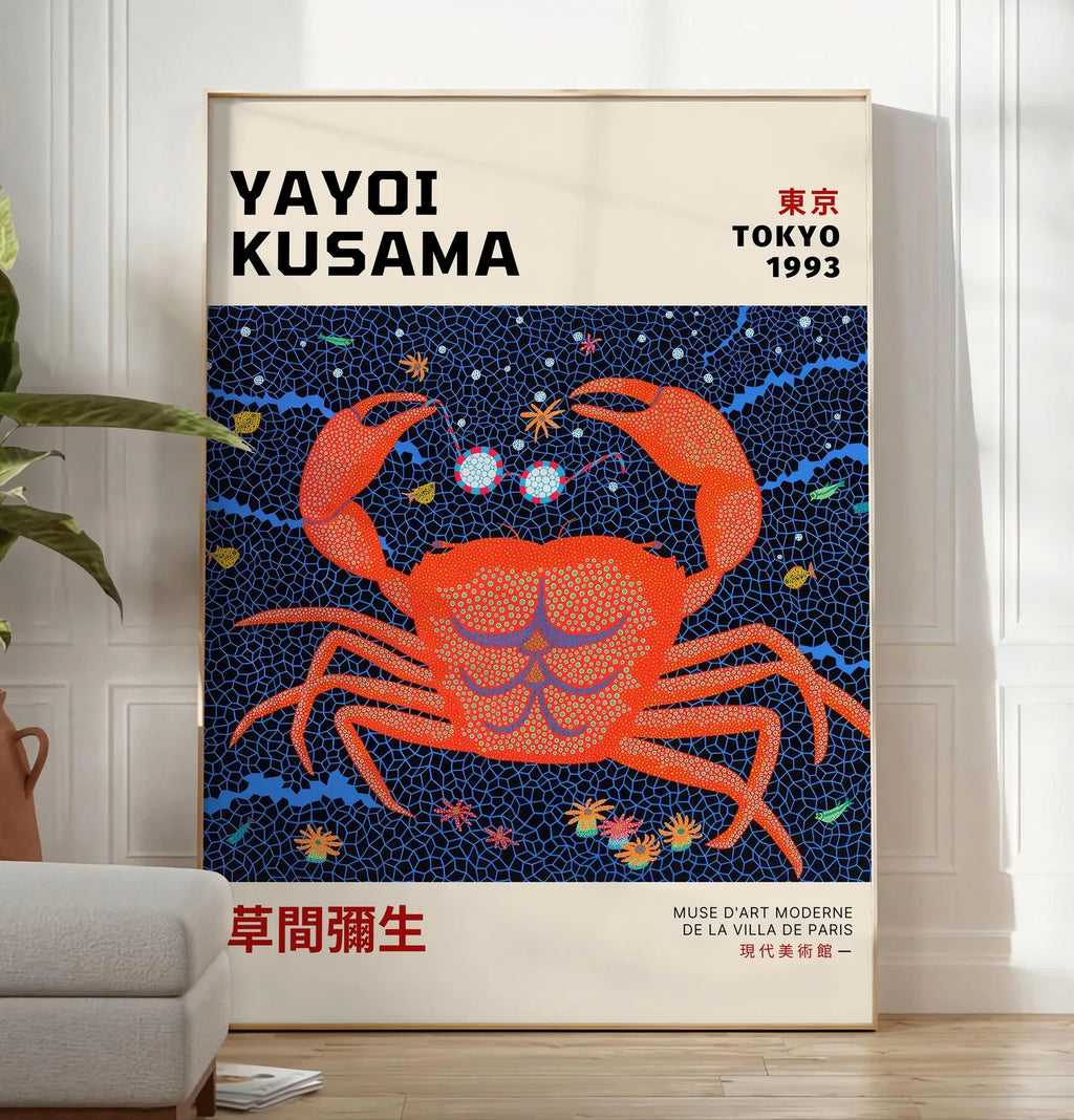 Reproduction affiche crabe rouge a pois de Kusama art japonais, posee au sol dans un salon minimaliste clair, a cote d'un canape beige et d'une plante verte, sur un parquet clair