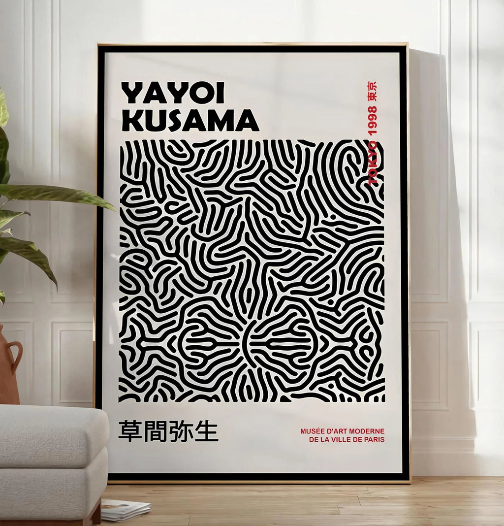 Reproduction affiche filet infini de Kusama art japonais, posee au sol dans un salon minimaliste clair, a cote d'un canape beige et d'une plante verte, sur un parquet clair