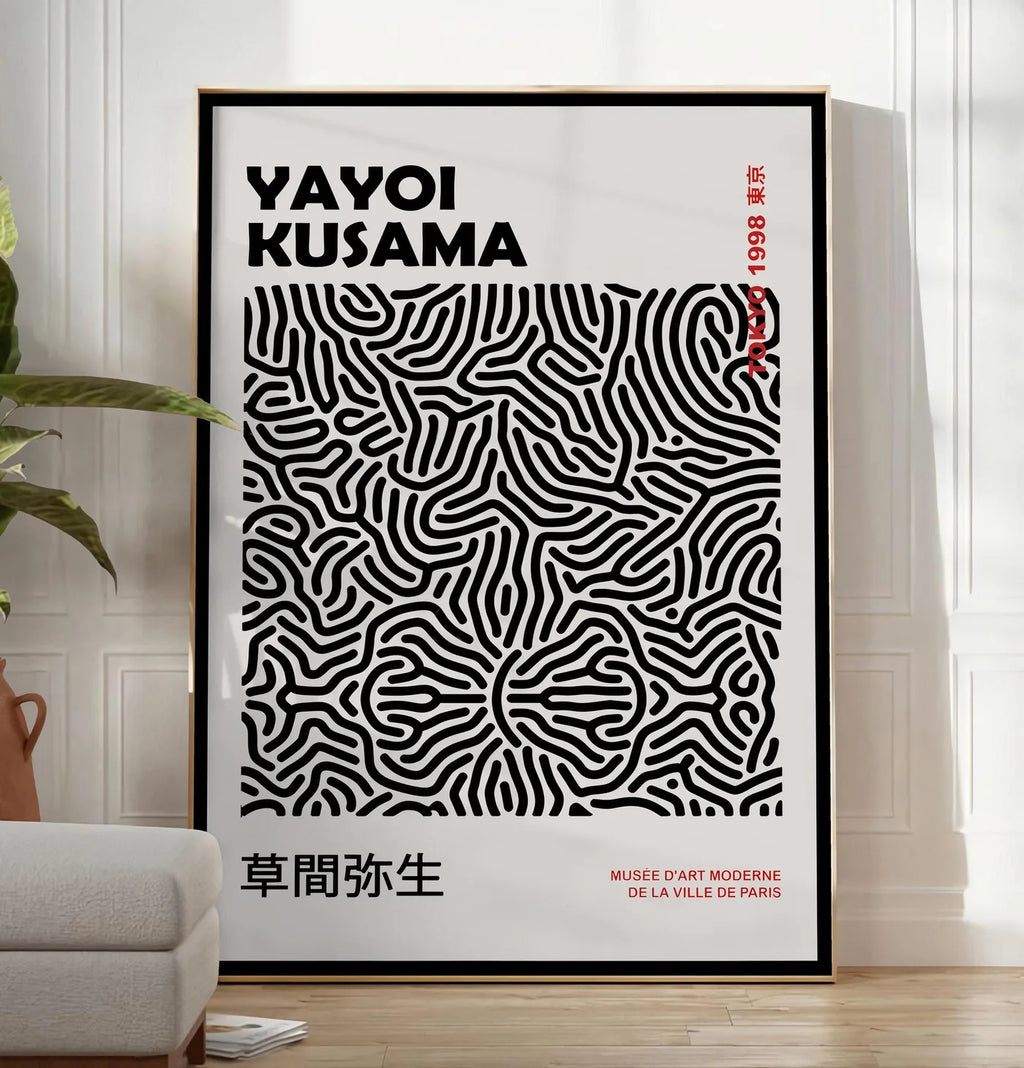 Reproduction affiche filet infini noir de Kusama art japonais, posee au sol dans un salon minimaliste clair, a cote d'un canape beige et d'une plante verte, sur un parquet clair