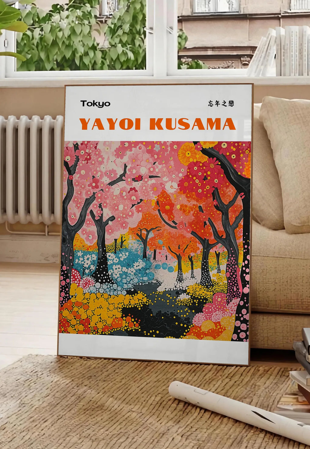Poster affiche foret printaniere de Kusama art japonais, posee au sol dans un salon parisien, devant une grande fenetre donnant sur un immeuble haussmannien, entre un ficus et un canape creme