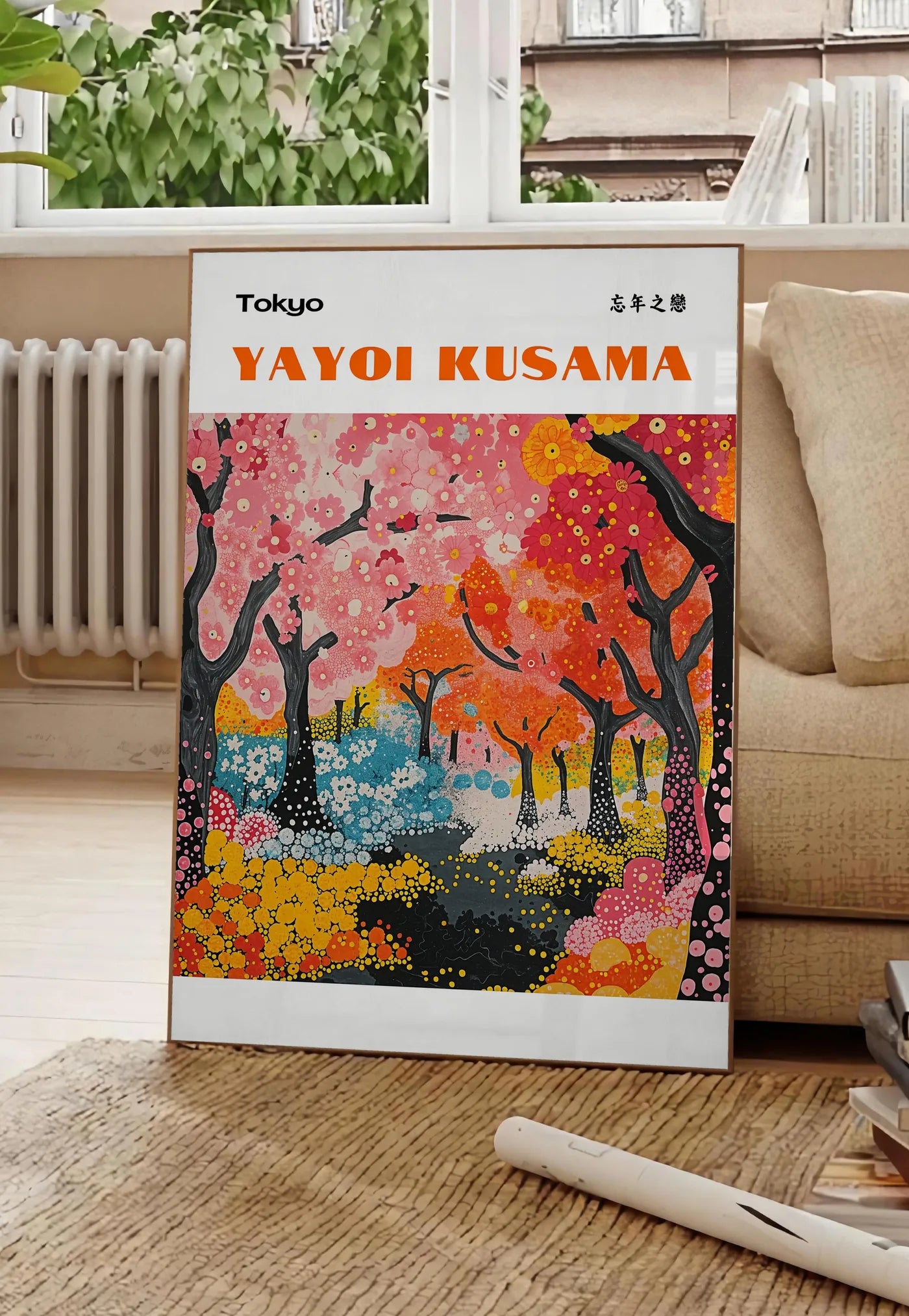 Poster affiche foret printaniere de Kusama art japonais, posee au sol dans un salon parisien, devant une grande fenetre donnant sur un immeuble haussmannien, entre un ficus et un canape creme