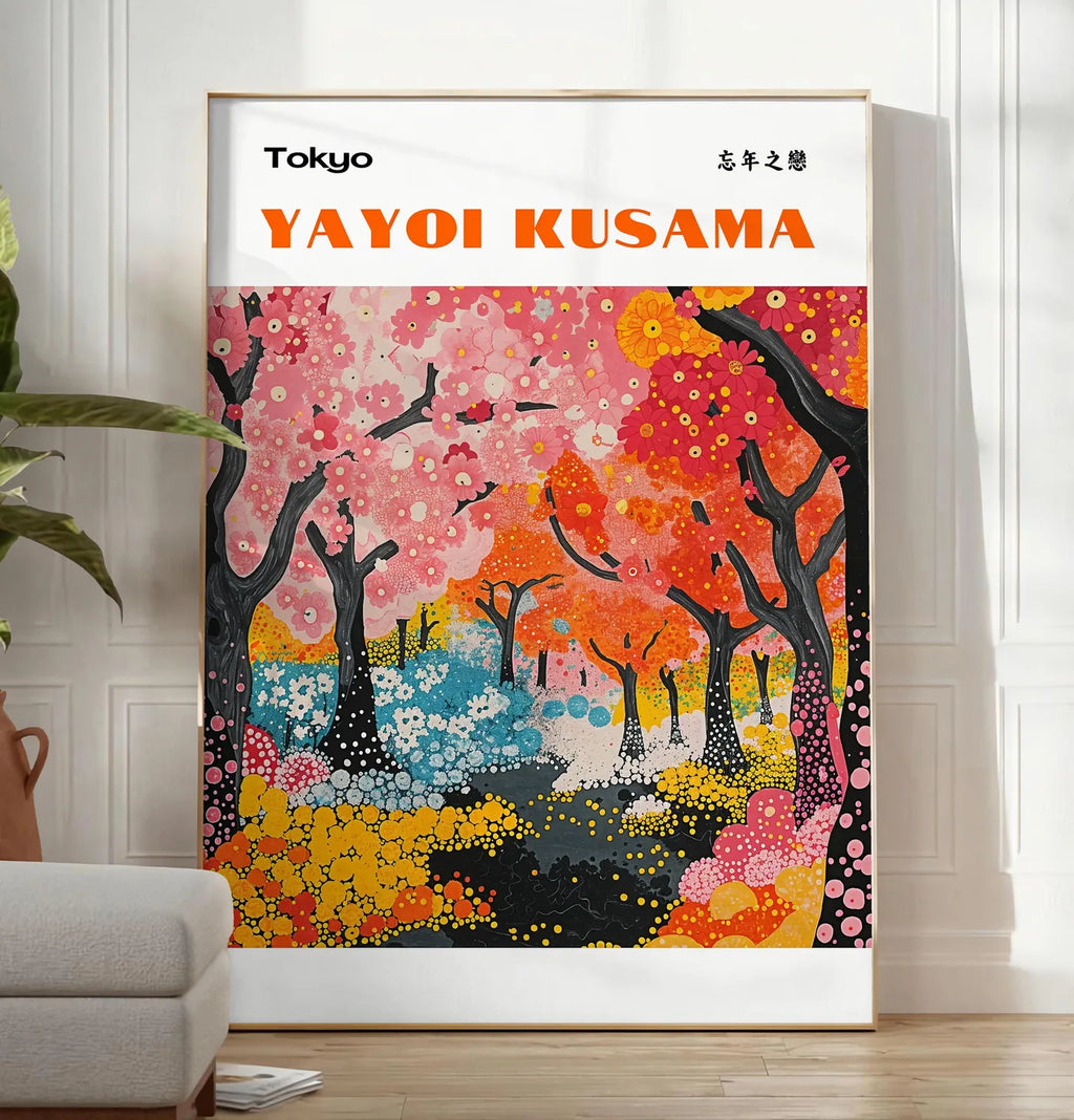 Reproduction affiche foret printaniere de Kusama art japonais, posee au sol dans un salon minimaliste clair, a cote d'un canape beige et d'une plante verte, sur un parquet clair