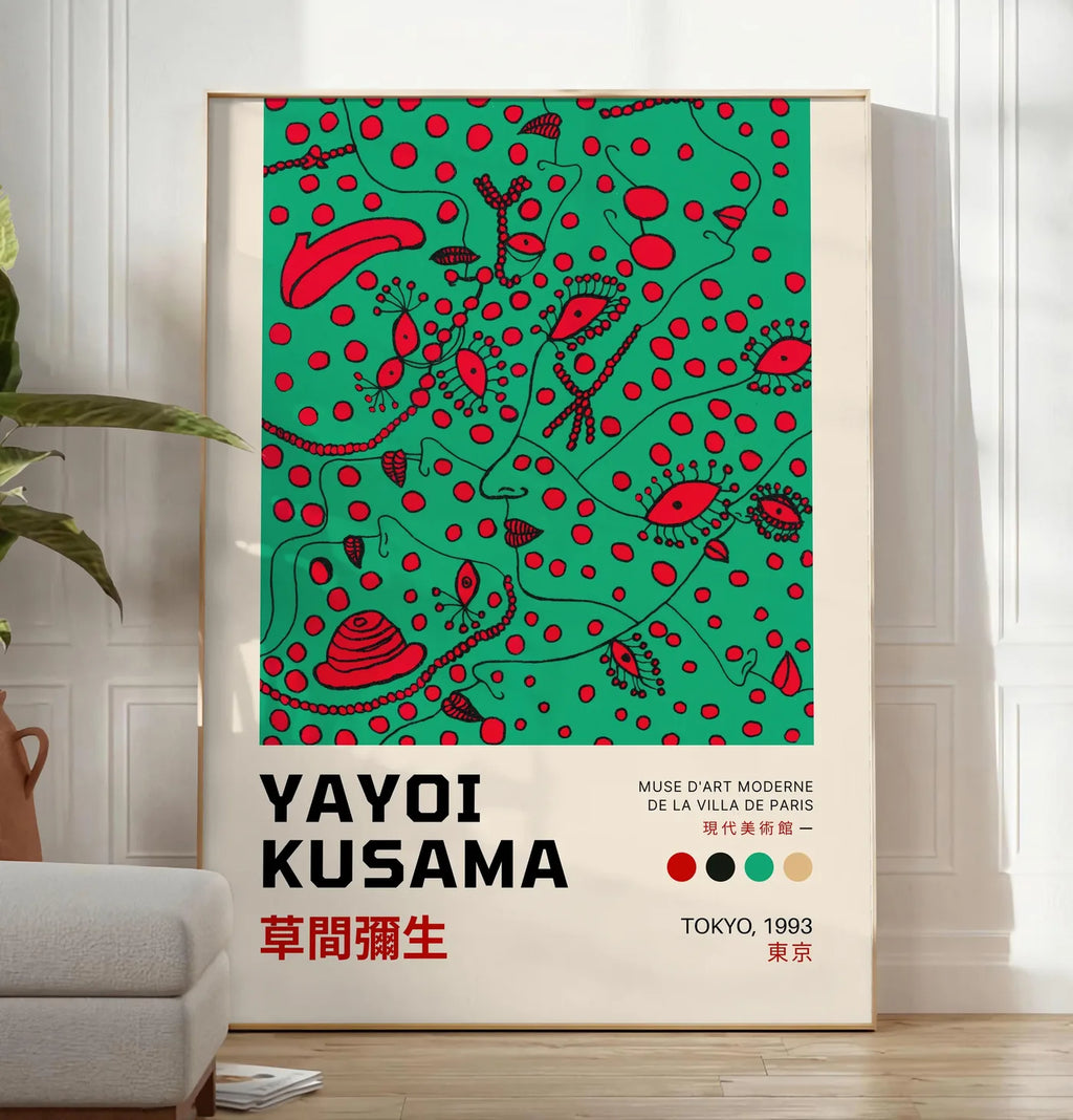 Reproduction affiche formes rouges de Kusama art japonais, posee au sol dans un salon minimaliste clair, a cote d'un canape beige et d'une plante verte, sur un parquet clair