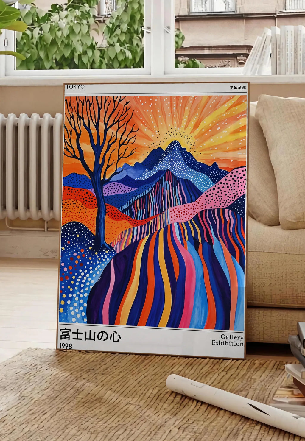 Poster affiche arbre et soleil de Kusama art japonais, posee au sol dans un salon parisien, devant une grande fenetre donnant sur un immeuble haussmannien, entre un ficus et un canape creme