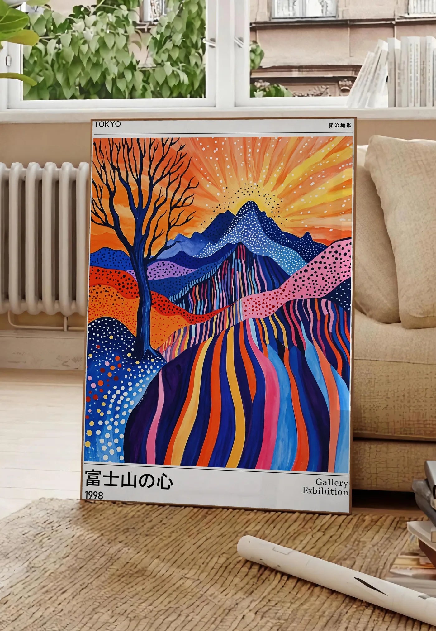 Poster affiche arbre et soleil de Kusama art japonais, posee au sol dans un salon parisien, devant une grande fenetre donnant sur un immeuble haussmannien, entre un ficus et un canape creme