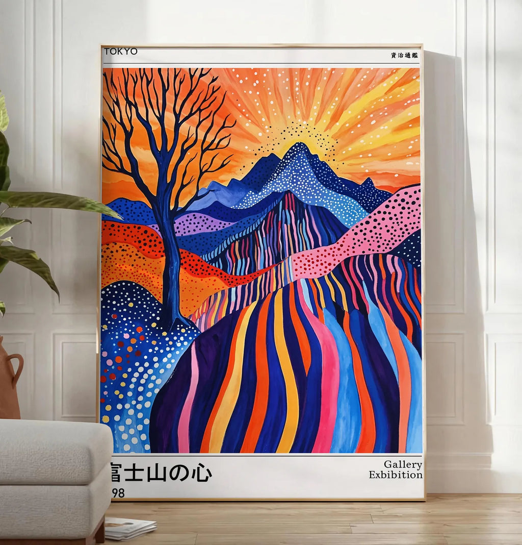 Reproduction affiche arbre et soleil de Kusama art japonais, posee au sol dans un salon minimaliste clair, a cote d'un canape beige et d'une plante verte, sur un parquet clair