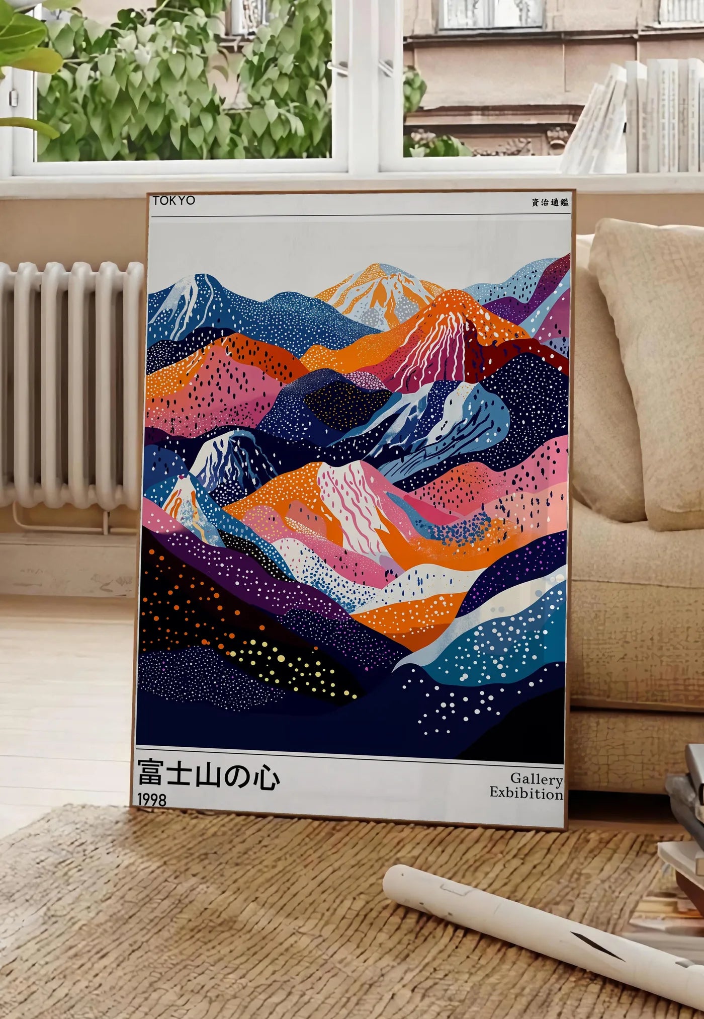 Poster affiche montagnes du Fuji de Kusama art japonais, posee au sol dans un salon parisien, devant une grande fenetre donnant sur un immeuble haussmannien, entre un ficus et un canape creme