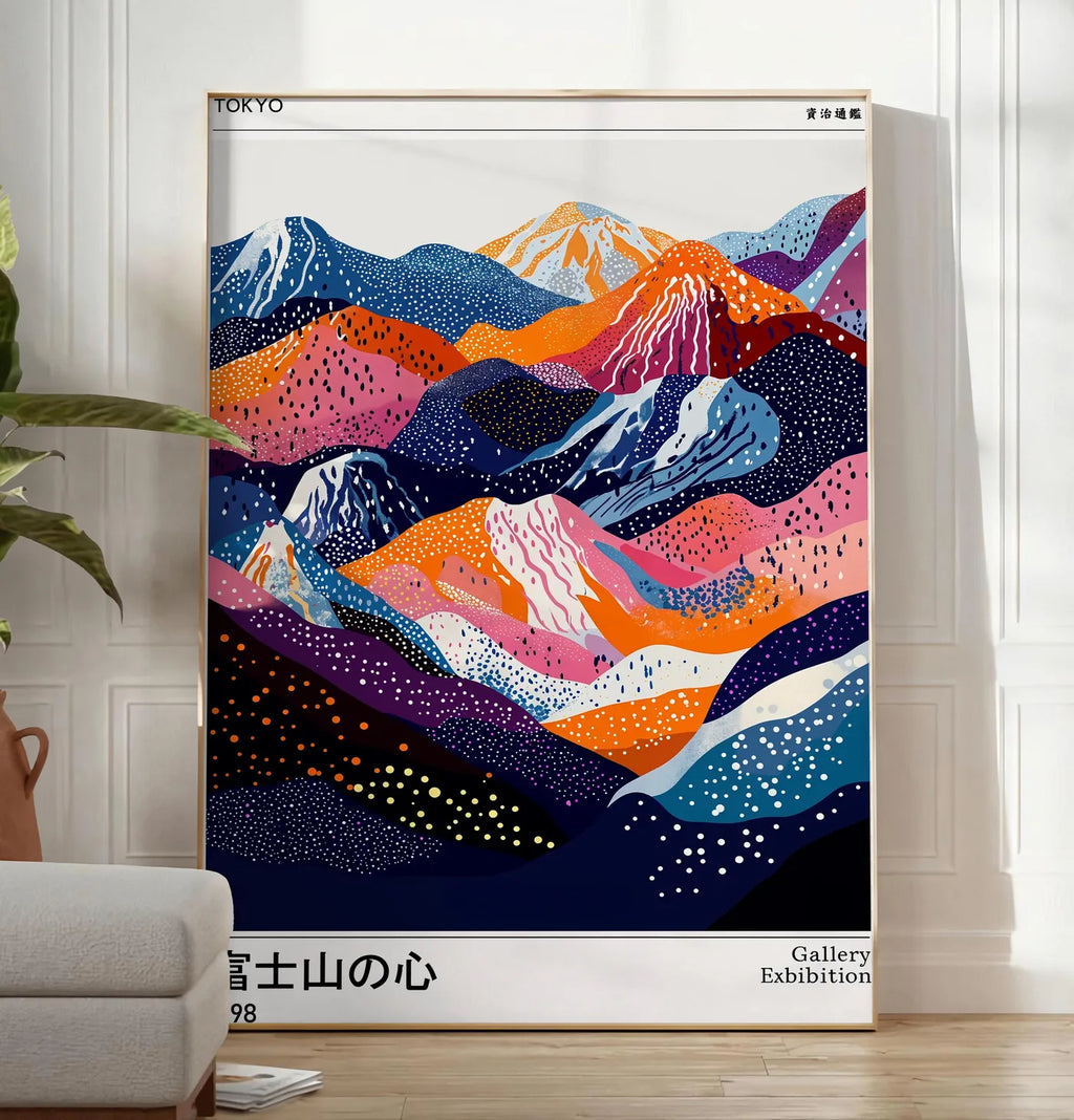 Reproduction affiche montagnes du Fuji de Kusama art japonais, posee au sol dans un salon minimaliste clair, a cote d'un canape beige et d'une plante verte, sur un parquet clair