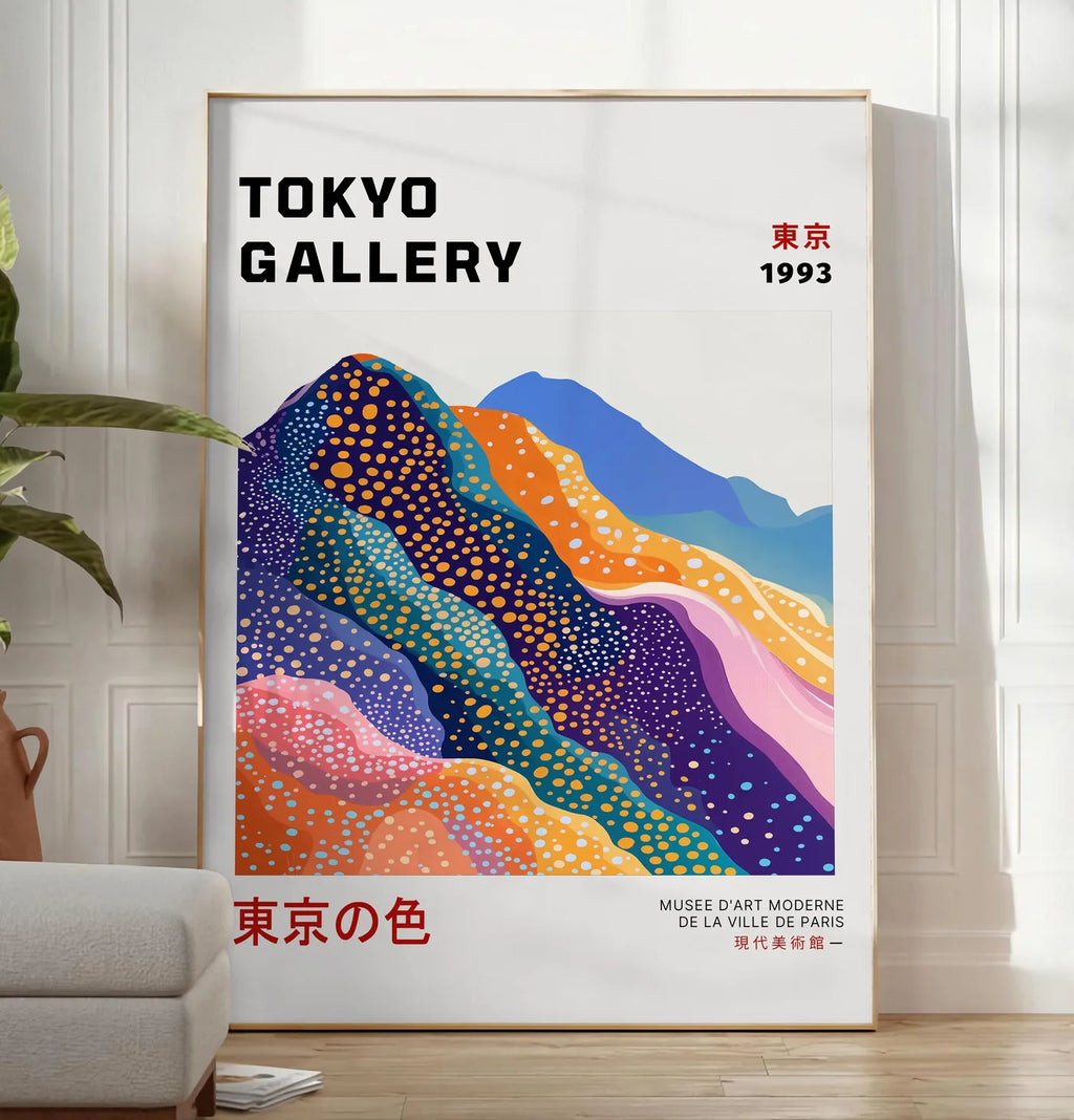 Reproduction affiche montagnes Fuji de Kusama art japonais, posee au sol dans un salon minimaliste clair, a cote d'un canape beige et d'une plante verte, sur un parquet clair